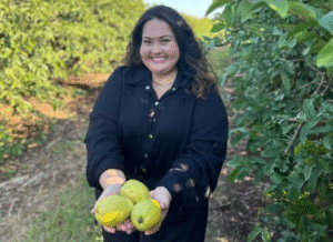 Jovem vê oportunidade na fartura de frutas em sua cidade e apoia produtores locais